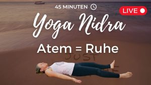 Yoga Nidra Praxis „Atem = Ruhe“ – 45 Minuten geführte Entspannung mit bewusster Atemlenkung (Śītālī Karaṇa) für innere Ruhe und Balance. Frau liegt entspannt in Shavasana am Strand, Text: „Yoga Nidra – Atem = Ruhe, 45 Minuten Live“. Entspannungsübung zur Beruhigung von Atem, Geist und Nervensystem.