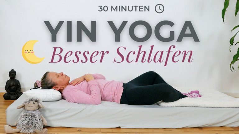 Yin Yoga – Besser Schlafen: Frau liegt auf dem Rücken in einer ruhigen Yin-Yoga-Pose auf einer Matte, Hände auf dem Brustraum, bereit für eine entspannende Einschlafpraxis. Links im Bild ein kleines Plüschschaf und eine Buddha-Figur, rechts eine Zimmerpflanze. Darüber steht „Yin Yoga – Besser Schlafen“. Ein Mond-Symbol und die Angabe „30 Minuten“ weisen auf eine beruhigende Abendroutine hin.
