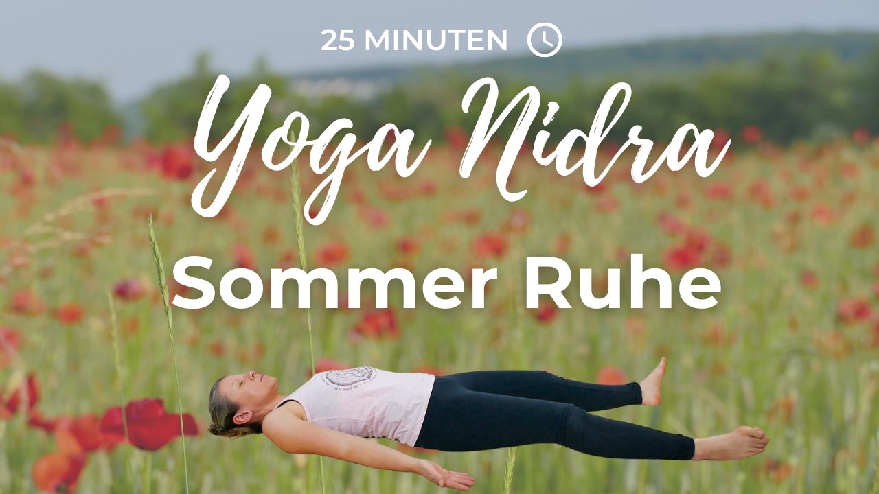 Yoga Nidra zur Sommersonnenwende Frau liegt entspannt im Mohnfeld bei Yoga Nidra