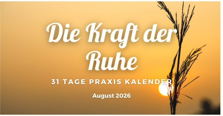 August 2026: Die Kraft der Ruhe Sonnenuntergang mit Gräsern und Text zur Achtsamkeit