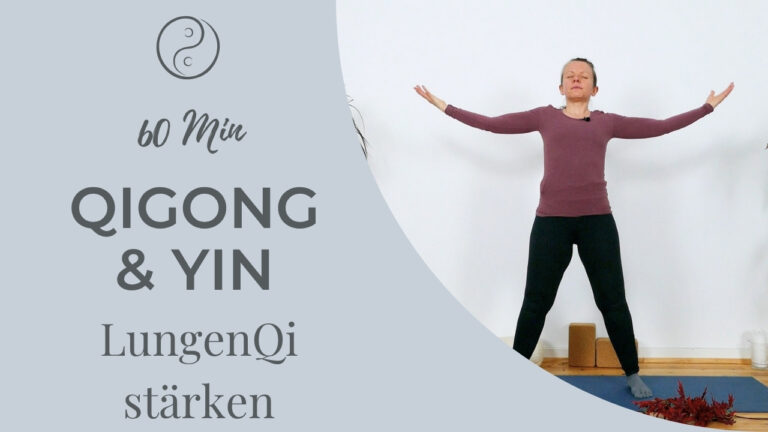 Qigong & Yin – Lungen-Qi stärken Frau praktiziert Qigong mit ausgebreiteten Armen auf Yogamatte