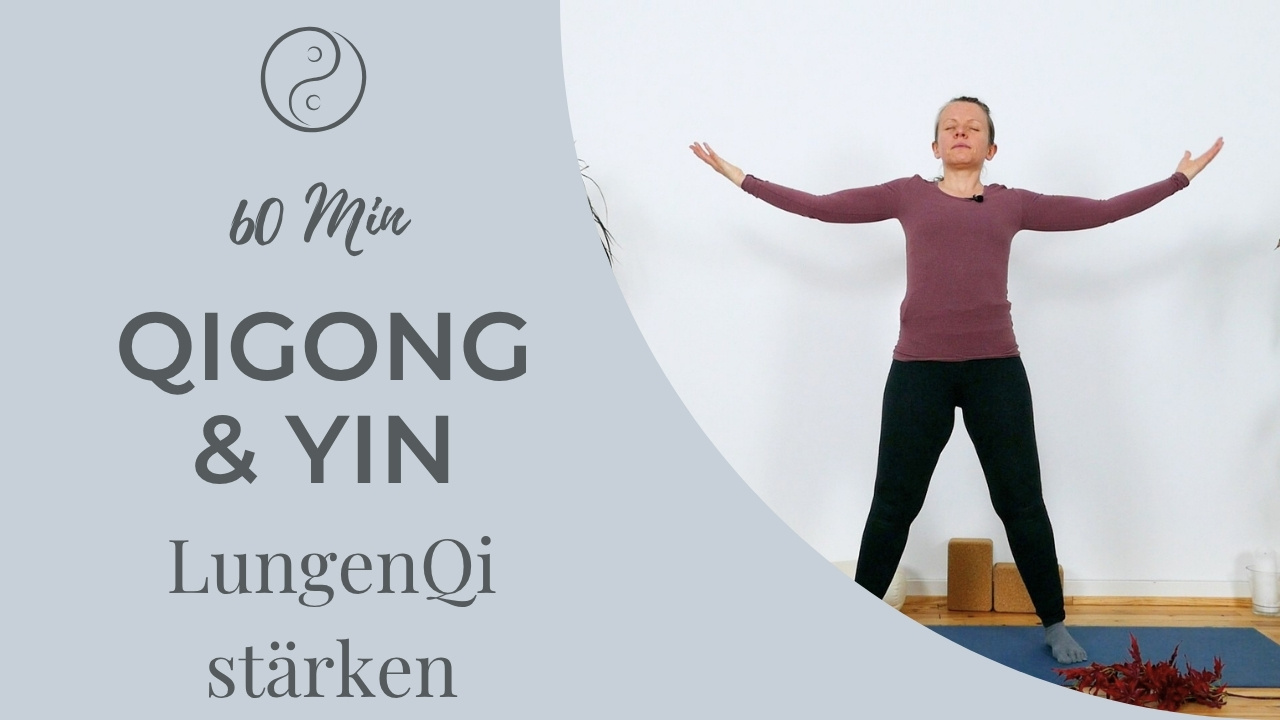 Qigong & Yin – Lungen-Qi stärken Frau praktiziert Qigong mit ausgebreiteten Armen auf Yogamatte