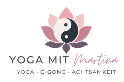 Logo von Yoga mit Martina mit Lotus und Yin-Yang-Symbol